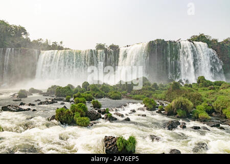 Blick auf die Iguazu Wasserfälle, herrliche Wasserfälle an der Grenze zwischen Brasilien und Argentinien, Teil des Nationalparks von iguazu. Stockfoto