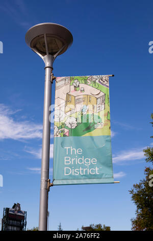 "Die Brücke" Banner von Lamp Post, Sacramento, die Hauptstadt des Staates Kalifornien, Vereinigte Staaten von Amerika. Stockfoto