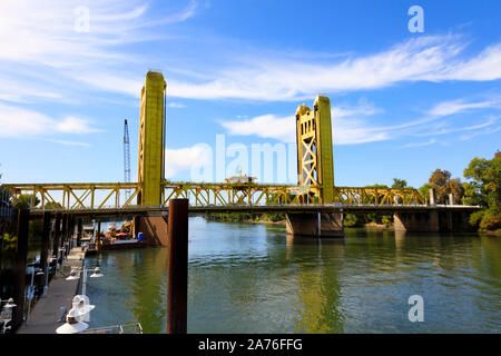 Der Goldene Turm Brücke überspannt den Sacramento River, Sacramento, die Hauptstadt des Staates Kalifornien, Vereinigte Staaten von Amerika. Stockfoto