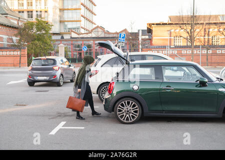 Frau mit Kopftuch erhalten in Ihrem Auto Stockfoto