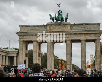 Libanesische Volk Protest in Berlin, Brandenburger Tor Platz, soziale Politik Themen Stockfoto