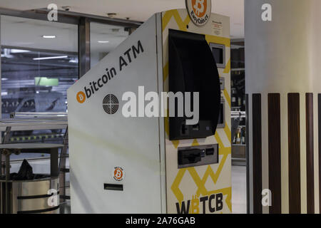 Prag, Tschechische Republik - 18. Mai 2019: Bitcoin Geldautomaten für cryptocurrency Kaufen und Verkaufen. Konzept pay Handy, Prag, Tschechische Republik. Ein Stockfoto