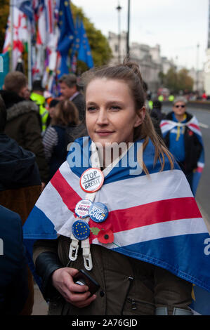 Weibliche anti-Brexit Mitkämpfer außerhalb der Häuser des Parlaments in London, Großbritannien Stockfoto