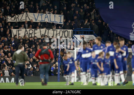 Stamford Bridge, London, UK. 30 Okt, 2019. Englische Fußball-Liga Cup, Carabao Schale, Chelsea Football Club, gegen Manchester United, Chelsea Fans halten ein Banner zur Unterstützung von Vialli - Streng redaktionelle Verwendung. Keine Verwendung mit nicht autorisierten Audio-, Video-, Daten-, Spielpläne, Verein/liga Logos oder "live" Dienstleistungen. On-line-in-Match mit 120 Bildern beschränkt, kein Video-Emulation. Keine Verwendung in Wetten, Spiele oder einzelne Verein/Liga/player Publikationen Quelle: Aktion plus Sport/Alamy leben Nachrichten Stockfoto