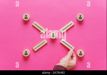Customer Relationship Management Konzept mit Holzwirbeln und Kreise bilden ein Diagramm von Mitarbeitern und Kunden. Stockfoto