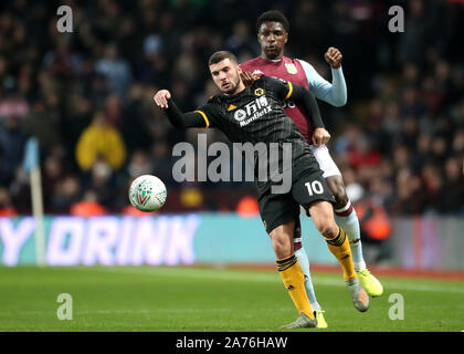 Wolverhampton Wanderers 'Patrick Cutrone (links) und Aston Villa Jonathan Kodjia während der carabao Pokal, 4. Runde in der Villa Park, Birmingham. Stockfoto