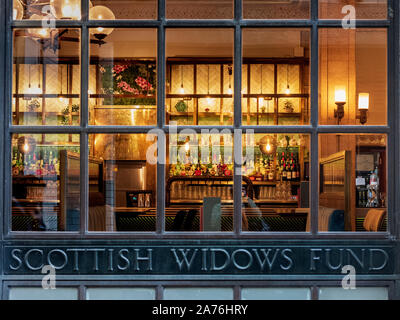 Krug & Klavier Cornhill - die Krug und Piano Bar & Restaurant im alten Scottish Widows Gebäude auf Cornhill in der City von London Stockfoto