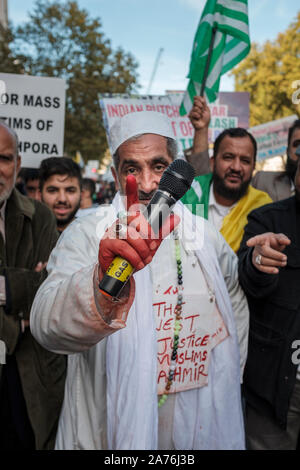 London, UK, 27. Okt 2019. Demonstranten bekunden ihre Wut durch Tritte und Stanzen ein Bildnis des Narandra Modi, der derzeitige Premierminister von Indien. Stockfoto