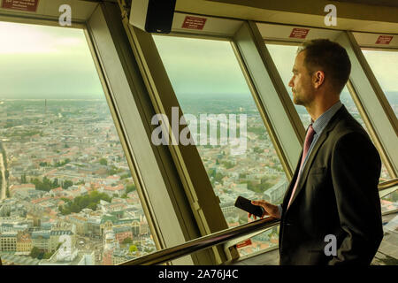 Suche North West auf das Panorama von Berlin von der Aussichtsplattform (203 m Höhe) der Berliner Fernsehturm auf dem Alexanderplatz, Berlin, Deutschland Stockfoto