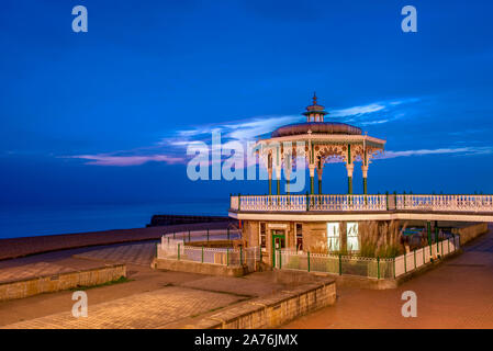 Der Musikpavillon während des Sonnenuntergangs auf der Küste von Brighton, East Sussex, Großbritannien, England, UK, Gb. Stockfoto