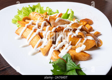 Bratkartoffeln mit Honig Pilze und Kräuter. Stockfoto