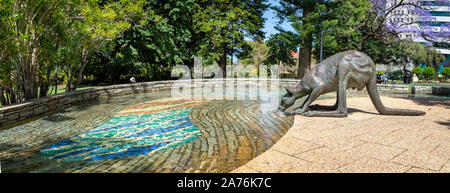 Panorama von Kangaroo Skulptur trinken Form Wasserspiel vor dem Council House und Sterling Gärten in Central Business District, Perth, Au Stockfoto