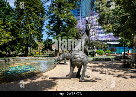 Känguru Skulptur vor dem Council House und Sterling Gärten in Central Business District, Perth, Australien am 24. Oktober 2019 Stockfoto