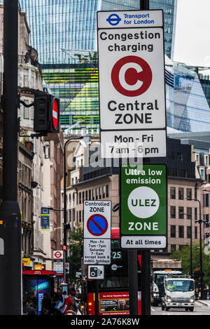 Maut Zentrale Zone und ULEZ Ultra Low Emission Zone Schilder in London Stockfoto
