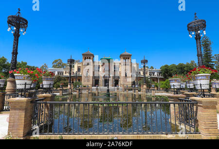 Museum für volkstümliche Kunst aus Sevilla, Spanien - Mudejar Pavillon im Park Maria Luisa. Stockfoto