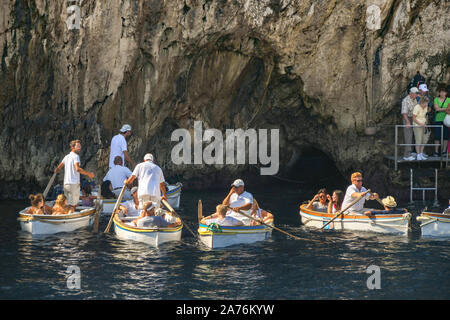 Insel Capri, Italien - AUGUST 2019: Menschen in kleinen Ruderboote gepaddelt und zum Eingang des "Grotta Azzurra" oder "Blaue Grotte" Höhle, Stockfoto
