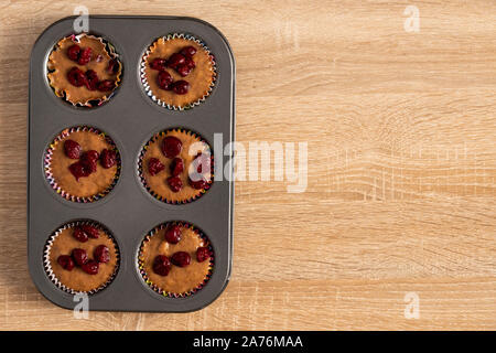 Blick von oben auf die Raw-Sour Cherry Muffin in Backblech Stockfoto