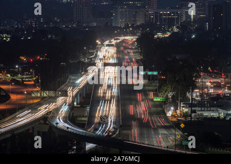 Nacht Morgen auf der 134 Ventura Freeway in der Nähe von Los Angeles in Downtown Glendale, Kalifornien. Stockfoto