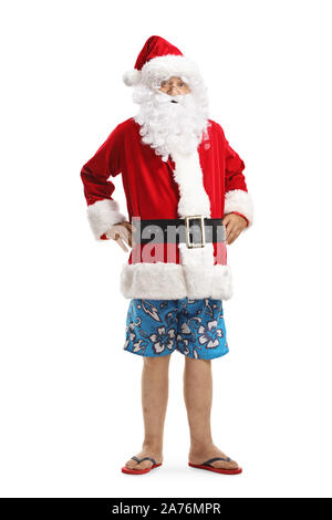 Volle Länge Portrait von Santa Claus im Sommer Shorts und Flip-Flops auf weißem Hintergrund Stockfoto