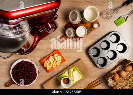 Sauerkirschen mit Bananen und Backzubehör Stockfoto