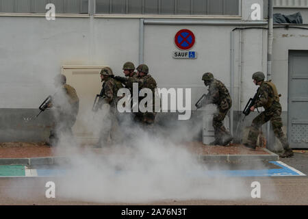 Hunderte von französischen Reservisten nehmen an Vezinet anti-terror attack Drill, Riorges, Loire, Frankreich Stockfoto