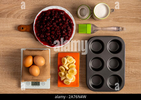 Muffin Pan mit Silikon butter Bürste auf Holz- Hintergrund Stockfoto