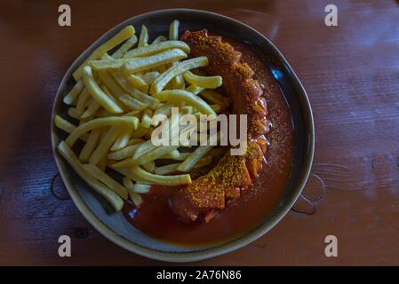 Mit Pommes frites auf Teller Currywurst, Unterfranken, Bayern, Deutschland Stockfoto