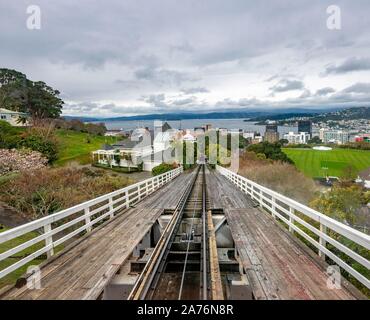 Blick auf den Hafen von Wellington Bucht mit Spuren der historischen Zahnradbahn, Wellington Cable Car, Wellington, Nordinsel, Neuseeland Stockfoto