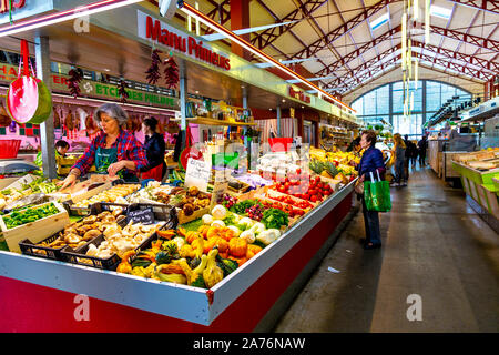 Obst und Gemüse Abschaltdruck am Mercado Les Halles, Biarritz, Frankreich Stockfoto