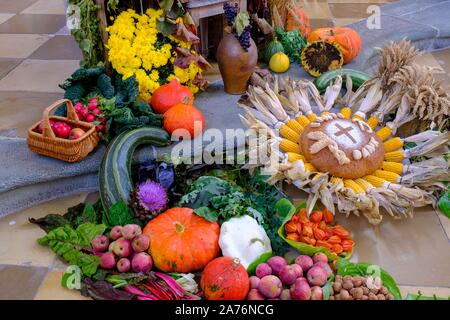 Obst und Gemüse auf dem Thanksgiving Altar, Thanksgiving, St. Kilian, Bad Heilbrunn, Oberbayern, Bayern, Deutschland Stockfoto