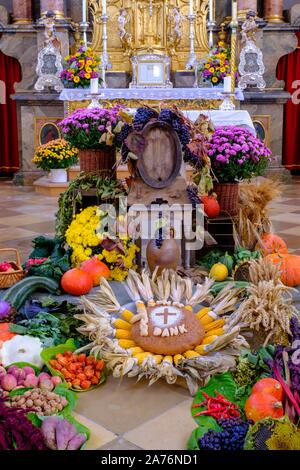 Obst und Gemüse auf dem Thanksgiving Altar, Thanksgiving, St. Kilian, Bad Heilbrunn, Oberbayern, Bayern, Deutschland Stockfoto