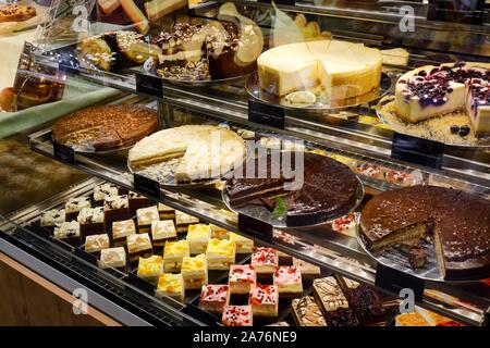 Verschiedene Kuchen auf dem Display, Anuga Messe, Köln, Nordrhein-Westfalen, Deutschland Stockfoto