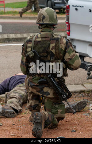 Hunderte von französischen Reservisten nehmen an Vezinet anti-terror attack Drill, Riorges, Loire, Frankreich Stockfoto