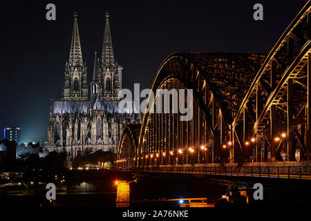 Kölner Dom bei Nacht Stockfoto