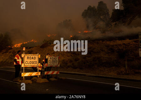 Simi Valley, Kalifornien, USA. 30 Okt, 2019. Eine Straße für den Verkehr wie die leichte Feuer brennt in Simi Valley, Kalifornien, am Mittwoch geschlossen. Credit: Justin L. Stewart/ZUMA Draht/Alamy leben Nachrichten Stockfoto