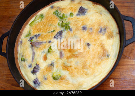Omelette mit Brokkoli. Blumenkohl Omelette. Vegetarisch Omelette. Spiegeleier mit Gemüse. Blumenkohl, Violett. Brokkoli. Blumenkohl ist ein gesundes Produkt Stockfoto
