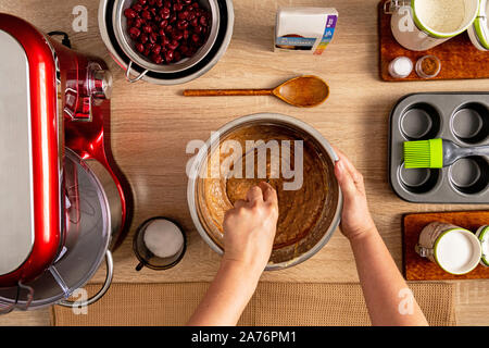 Hand Mischen von Zutaten für Muffin Teig benötigt Stockfoto