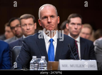 Dennis Muilenburg, Präsident und Chief Executive Officer, The Boeing Company bezeugt vor den Senat der Vereinigten Staaten den Handel, Wissenschaft und Transport auf "Flugsicherheit und die Zukunft des Boeing 737 MAX' auf dem Capitol Hill in Washington, DC am Dienstag, 29. Oktober 2019. Credit: Ron Sachs/CNP/MediaPunch (Einschränkung: Keine New York oder New Jersey Zeitungen oder Zeitschriften innerhalb eines 75-Meilen-Radius von New York City) Stockfoto