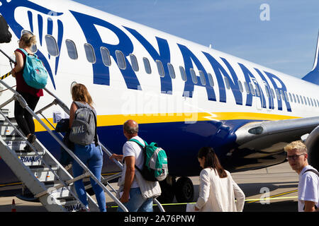 Die Menschen an Bord eines Ryanair Boeing 737-800 Flugzeuge am Flughafen Charleroi in Belgien. Stockfoto