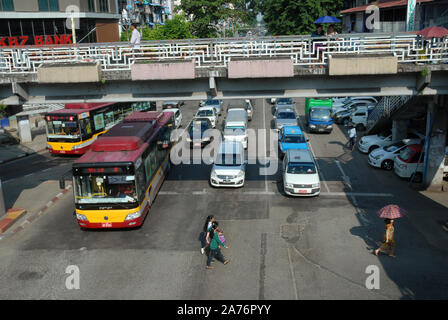 Viel Verkehr, Yangon, Myanmar, Asien. Stockfoto