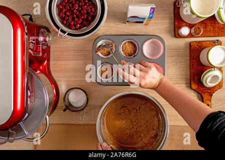 Hand muffin Teig in Backblech Stockfoto