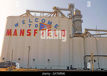 Willkommen in Mansfield, gemalt an der Seite der Centerra Co-Op-Getreideaufzüge in der North Main Street in Mansfield, Ohio, USA. Stockfoto