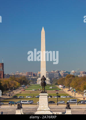 WASHINGTON, DC, USA - die National Mall. Washington Monument in Abstand. Ulysses S. Grant Statue, im Vordergrund. Stockfoto