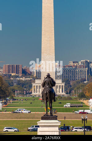 WASHINGTON, DC, USA - die National Mall. Washington Monument in Abstand. Ulysses S. Grant Statue, im Vordergrund. Stockfoto