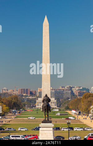 WASHINGTON, DC, USA - die National Mall. Washington Monument in Abstand. Ulysses S. Grant Statue, im Vordergrund. Stockfoto