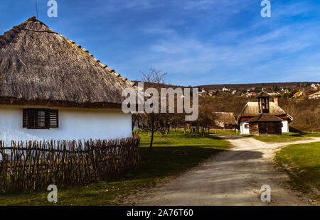 Traditionelle ungarische Häuser in Szentendre Skanzen Village Museum an einem sonnigen Frühlingstag. Stockfoto