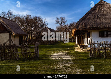 Traditionelle ungarische Hof in Szentendre Skanzen Village Museum an einem sonnigen Frühlingstag. Stockfoto