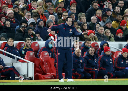 Liverpool, Großbritannien. 30 Okt, 2019. Arsenal Manager Unai Emery shouts Anweisungen vom touchline. Carabao Schale, EFL Cup Runde 4 Match, Liverpool V Arsenal bei Anfield Stadion in Liverpool am Mittwoch, den 30. Oktober 2019. Dieses Bild dürfen nur für redaktionelle Zwecke verwendet werden. Nur die redaktionelle Nutzung, eine Lizenz für die gewerbliche Nutzung erforderlich. Keine Verwendung in Wetten, Spiele oder einer einzelnen Verein/Liga/player Publikationen. pic von Chris Stading/Andrew Orchard sport Fotografie/Alamy Live news Credit: Andrew Orchard sport Fotografie/Alamy leben Nachrichten Stockfoto