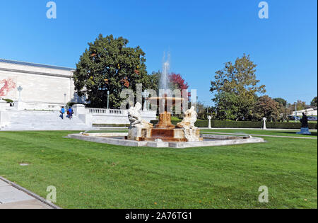 Der Wasserbrunnen vor dem Eingang des Cleveland Museum of Art South im Fine Arts Garden of Wade Park in Cleveland, Ohio, USA. Stockfoto