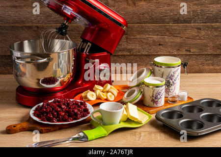 Oben in der Mitte auf Zutaten und Geräte für Muffin, Stockfoto